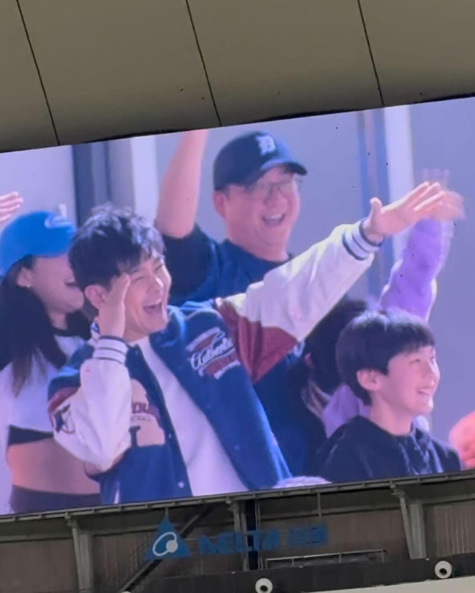 林志穎23日在大巨蛋看球,登上大螢幕。(翻攝林志穎臉書)