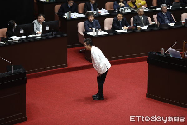 ▲民眾黨立委吳春城於質詢後請辭。(圖/記者林敬旻攝)