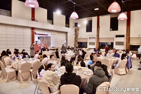 ▲▼花蓮知名餐廳銘師父攜手花蓮市公所,席開十桌豐盛佳餚美食,宴請百位弱勢民眾。(圖/花蓮市公所提供,下同)