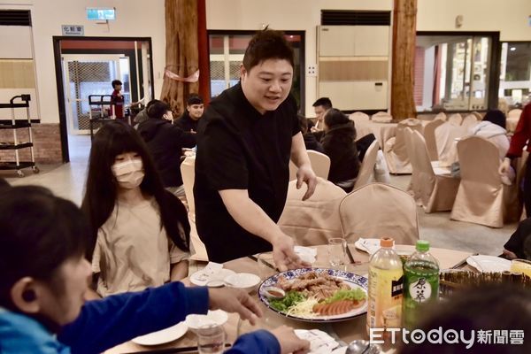 ▲▼花蓮知名餐廳銘師父攜手花蓮市公所,席開十桌豐盛佳餚美食,宴請百位弱勢民眾。(圖/花蓮市公所提供,下同)
