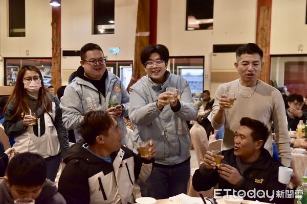 ▲▼花蓮知名餐廳銘師父攜手花蓮市公所,席開十桌豐盛佳餚美食,宴請百位弱勢民眾。(圖/花蓮市公所提供,下同)