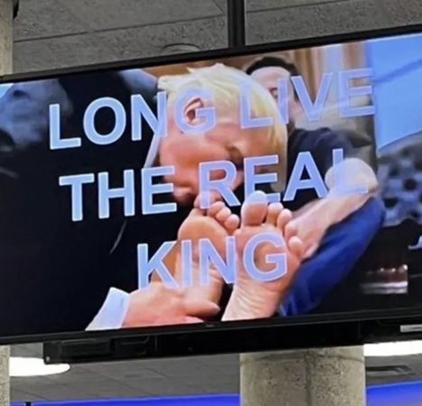 ▲▼美國住房和城市發展部(HUD)的電視24日上午突然播出川普親吻馬斯克腳部的畫面。(圖/翻攝自X)