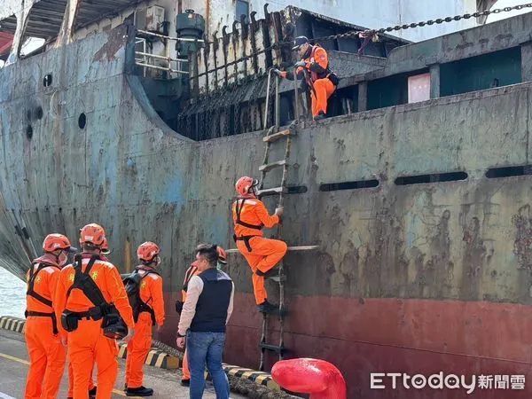 ▲多哥籍宏泰貨輪因破壞台灣連外海纜遭海巡署人員查扣帶回 。(圖/記者張君豪翻攝)