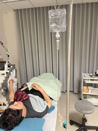 ▲胡瓜入院吊點滴。(圖/翻攝胡瓜臉書)