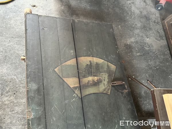 ▲台南市建材銀行因長期致力於老建材的搶救與再利用獲肯定,搶救高雄市路竹區百年蘇家祖厝二樓佛廳兩扇木門,讓其在未來重獲新生。(圖/記者林東良翻攝,下同)