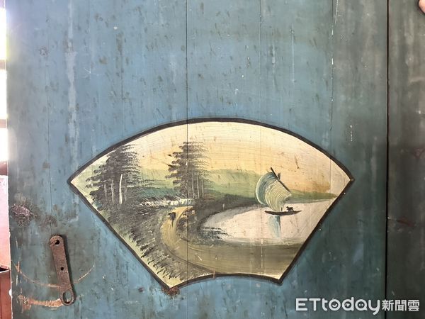 ▲台南市建材銀行因長期致力於老建材的搶救與再利用獲肯定,搶救高雄市路竹區百年蘇家祖厝二樓佛廳兩扇木門,讓其在未來重獲新生。(圖/記者林東良翻攝,下同)