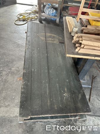 ▲台南市建材銀行因長期致力於老建材的搶救與再利用獲肯定,搶救高雄市路竹區百年蘇家祖厝二樓佛廳兩扇木門,讓其在未來重獲新生。(圖/記者林東良翻攝,下同)