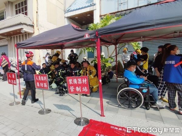 ▲▼高雄市政府消防局於25日上午9時,在三民區港都長照機構(原金園飯店)舉辦大型消防演練。(圖/記者吳世龍翻攝)