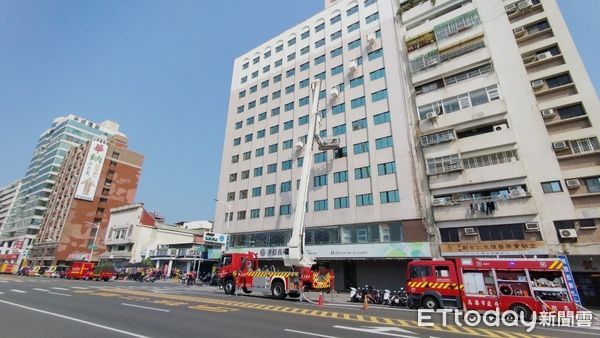 ▲▼高雄市政府消防局於25日上午9時,在三民區港都長照機構(原金園飯店)舉辦大型消防演練。(圖/記者吳世龍翻攝)