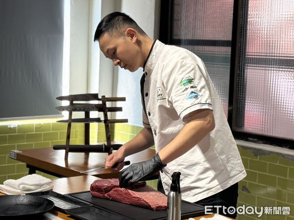 ▲▼牛火鍋。(圖/記者許宥孺攝)