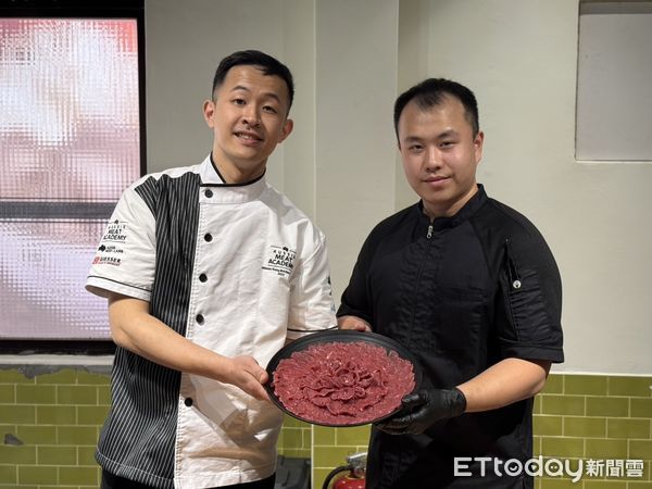 ▲▼牛火鍋。(圖/記者許宥孺攝)