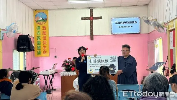 ▲警方深入教會宣導交通安全與反詐。(圖/記者楊漢聲翻攝)