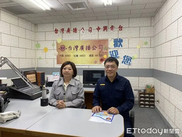 ▲埔里警分局長林威廷前往中興廣播電台接受專訪,與聽眾分享假交友詐騙的真實案例。(圖/記者高堂堯翻攝)