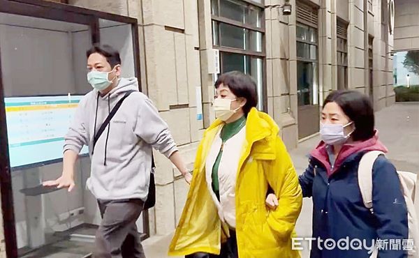 ▲桃園地檢署昨天指揮廉政署發動搜索,針對資深藝人易淑寬與北監承辦人員約談,其中易淑寬於昨晚以被告身分被廉政署人員帶至桃檢接受複訊。(圖/記者沈繼昌攝)