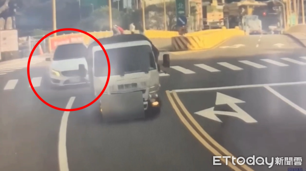 ▲基隆惡霸逆向攔車踹門揮刀。(圖/記者郭世賢翻攝)