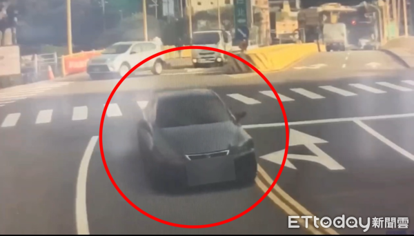 ▲基隆惡霸逆向攔車踹門揮刀。(圖/記者郭世賢翻攝)