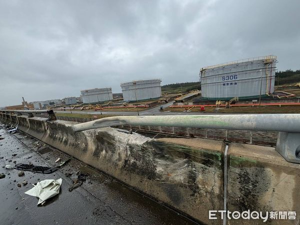 ▲▼台61線高架南下23.7公里處時,聯結車自撞護欄,駕駛噴飛橋下道路,送醫不治 。(圖/記者沈繼昌翻攝)