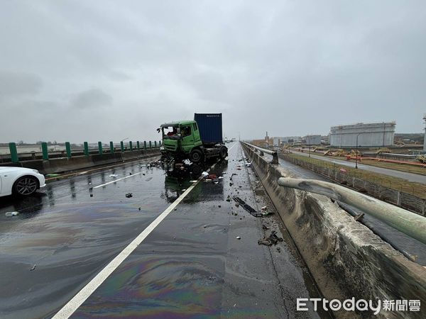 ▲▼台61線高架南下23.7公里處時,聯結車自撞護欄,駕駛噴飛橋下道路,送醫不治 。(圖/記者沈繼昌翻攝)