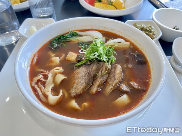 ▲台塑生醫旗下餐飲品牌FB Kitchen、台塑牛小排牛肉麵。(圖/記者廖婕妤攝)