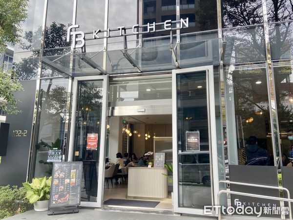 ▲台塑生醫旗下餐飲品牌FB Kitchen、台塑牛小排牛肉麵。(圖/記者廖婕妤攝)