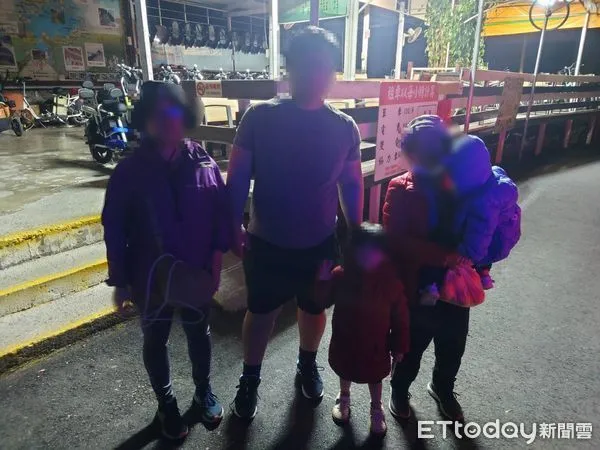▲一家5口老小騎電動自行車遊日月潭卻遇電力耗盡受困,獲集集警方暖心救援 。(圖/記者高堂堯翻攝,下同)