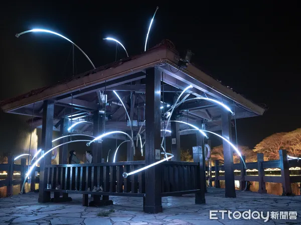 ▲2025新營波光節將於本週迎來開展後的第一個連假,做為台南溪北地區的燈節新品牌,策展團隊將新營天鵝湖公園打造為新銳藝術家發揮想像力創作的舞台。(圖/記者林東良翻攝,下同)