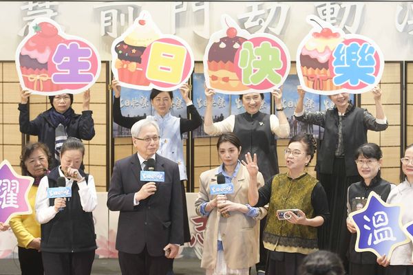 ▲《生日快樂》游君萍飾演護理師邱靜怡南下宣傳。(圖/大愛電視提供)