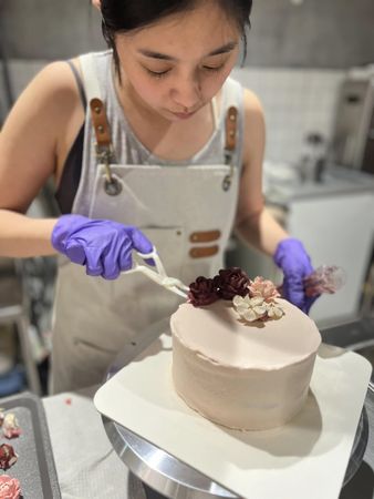 ▲《生日快樂》游君萍飾演護理師邱靜怡南下宣傳。(圖/大愛電視提供)