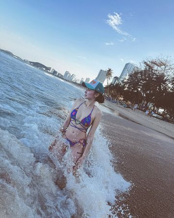 ▲孫尤安任由海浪拍打身體。(圖/翻攝自Instagram/yoannasun)