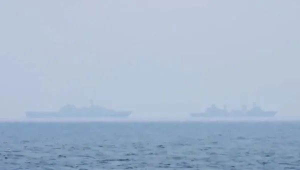 ▲▼我海軍班超軍艦(1108)監控共軍四明山艦(986)與千島湖艦(886)。(圖/國防部提供)