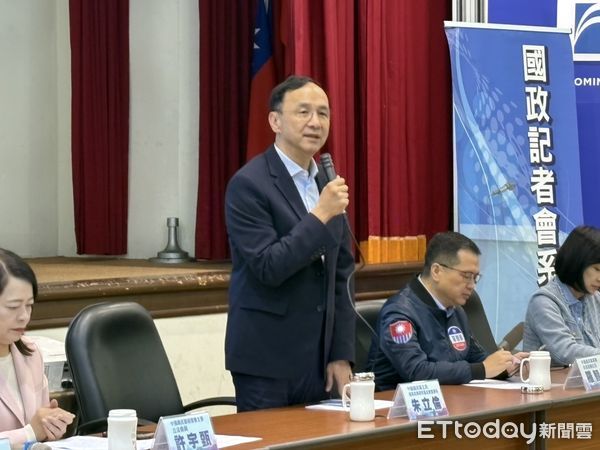 ▲國民黨主席朱立倫出席國政記者會喊話恢復「勞工七天假」。(圖/記者鄭佩玟攝)