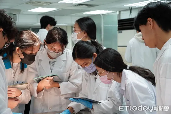 ▲陽明交大醫科全國首創大學醫學系開設「醫師法律學分學程」,希望培養學生跨領域專長。照片中為醫學系學生上解剖實驗課。(陽明交大醫科提供)