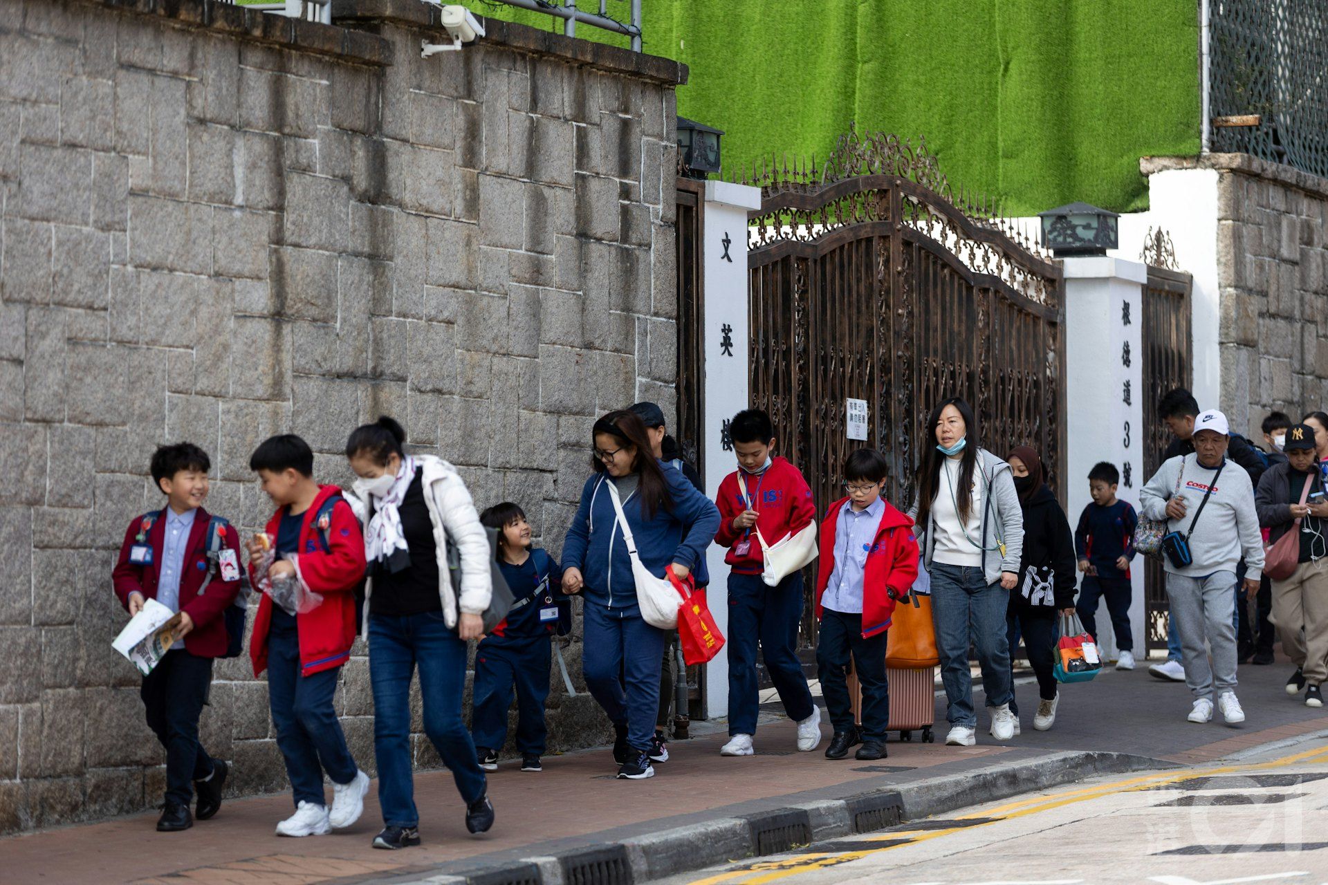 ▲香港財政撙節,影響社會各層面。(圖/香港01)