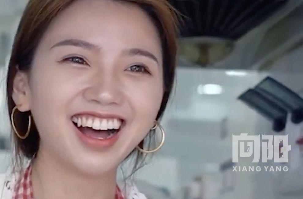 ▲在西安「回民一條街」內賣炸牛肉丸的「丸子西施」。(圖/翻攝微博)