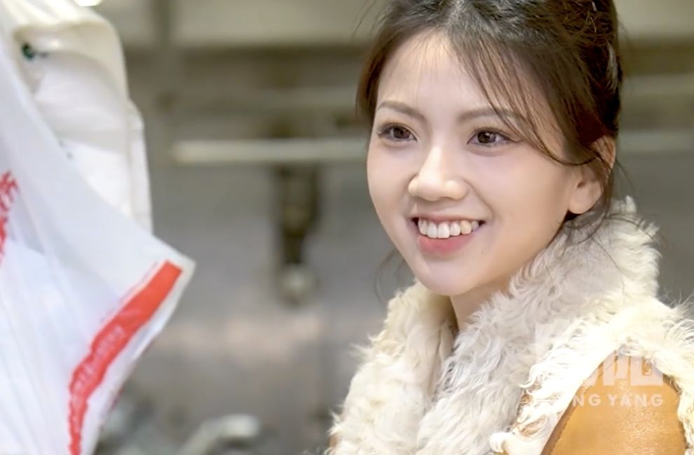 ▲在西安「回民一條街」內賣炸牛肉丸的「丸子西施」。(圖/翻攝微博)