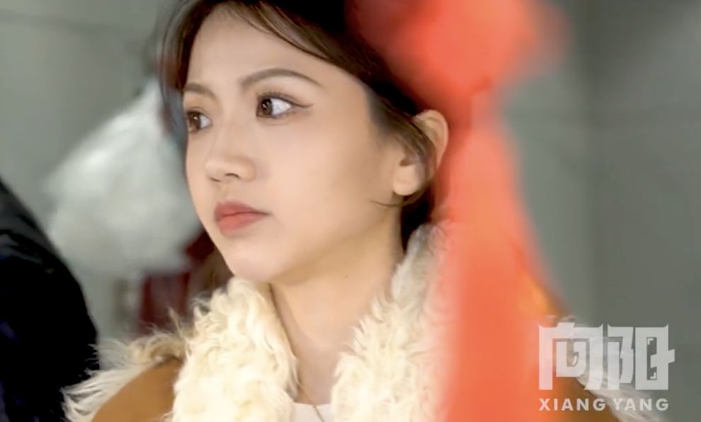 ▲在西安「回民一條街」內賣炸牛肉丸的「丸子西施」。(圖/翻攝微博)