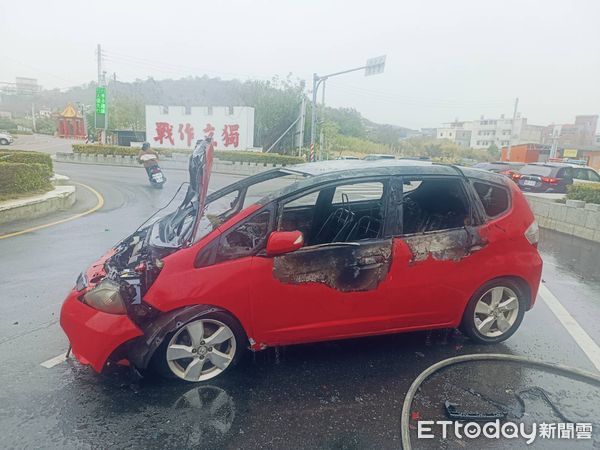 ▲▼ 金門轎車自撞八樓子圓環起火 。(圖/記者林名揚翻攝)