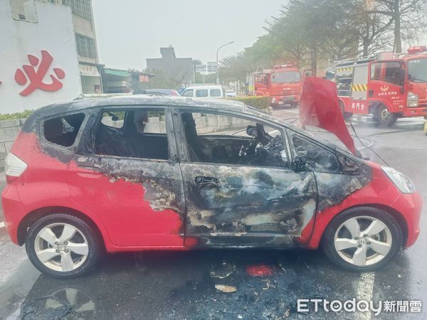 ▲▼ 金門轎車自撞八樓子圓環起火 。(圖/記者林名揚翻攝)