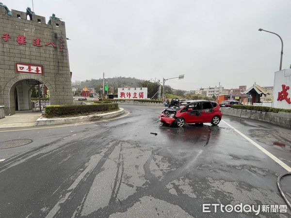 ▲▼ 金門轎車自撞八樓子圓環起火 。(圖/記者林名揚翻攝)