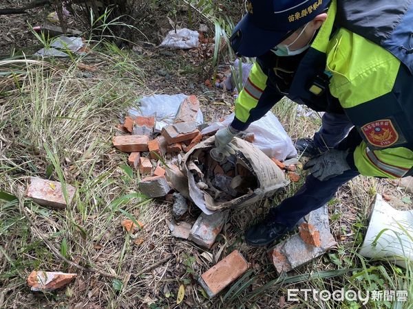 ▲警方從廢棄物中的一張中油公司天然氣帳單,循線查獲違法傾倒男子究辦。(圖/記者楊永盛翻攝)