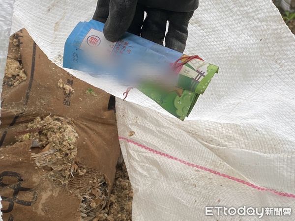 ▲警方從廢棄物中的一張中油公司天然氣帳單,循線查獲違法傾倒男子究辦。(圖/記者楊永盛翻攝)