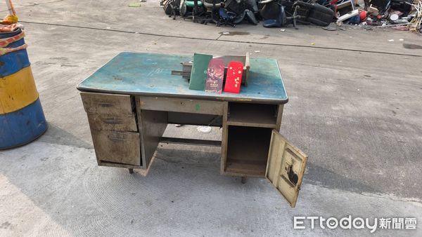 ▲南投市清潔隊員發現舊家具藏有紅包4萬餘元,因拾金不昧獲市長嘉獎表揚。(圖/南投市公所提供)