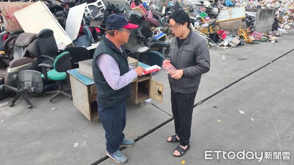 ▲南投市清潔隊員發現舊家具藏有紅包4萬餘元,並連繫失主籃姓男子領回。(圖/南投市公所提供,下同)
