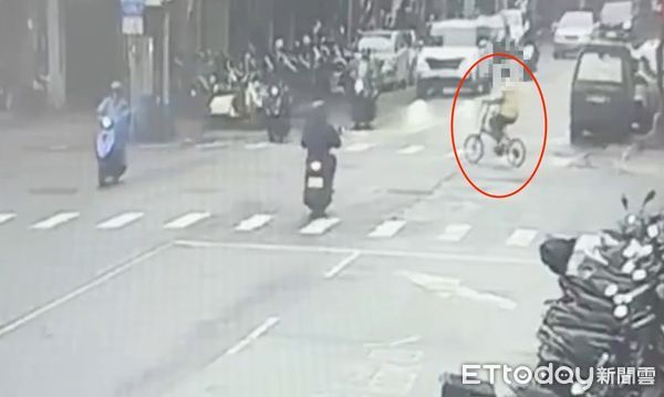 ▲▼71歲周男騎單車悠哉地闖紅燈,遭綠燈直行機車騎士攔腰撞倒 。(圖/記者陳以昇翻攝)