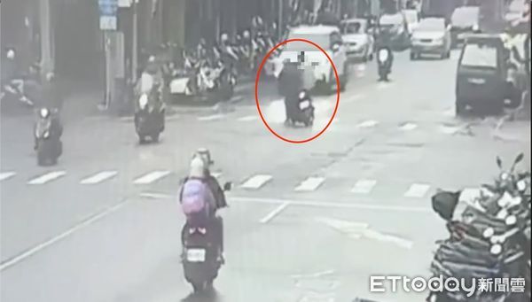 ▲▼71歲周男騎單車悠哉地闖紅燈,遭綠燈直行機車騎士攔腰撞倒 。(圖/記者陳以昇翻攝)