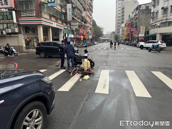▲▼71歲周男騎單車悠哉地闖紅燈,遭綠燈直行機車騎士攔腰撞倒 。(圖/記者陳以昇翻攝)