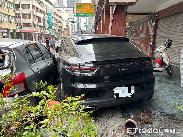 ▲▼同車友人突然驚叫!高雄男開車嚇到失控 路邊保時捷慘遭殃。(圖/記者賴文萱翻攝)