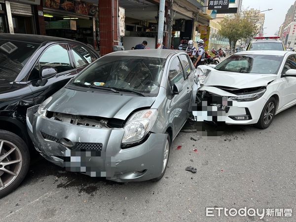 ▲▼同車友人突然驚叫!高雄男開車嚇到失控 路邊保時捷慘遭殃。(圖/記者賴文萱翻攝)