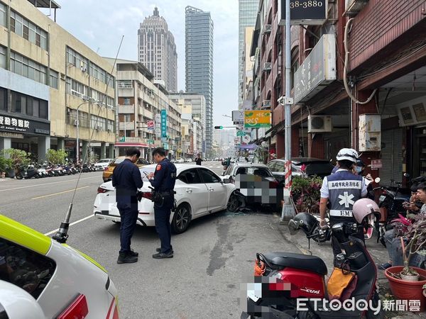 ▲▼同車友人突然驚叫!高雄男開車嚇到失控 路邊保時捷慘遭殃。(圖/記者賴文萱翻攝)