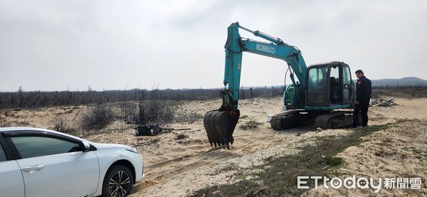 ▲想去後寮天堂路,遊客車卡沙灘,警出動怪手救援。(圖/記者陳洋翻攝,下同)